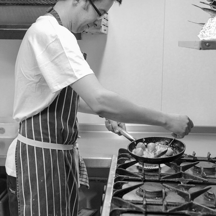 Andrew hard at work preparing his artichokes in Northport.
