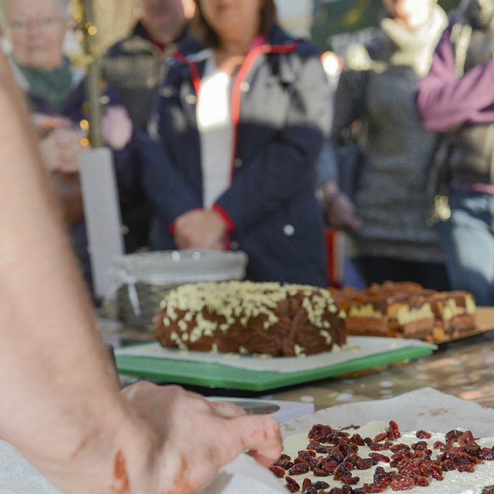 Graeme 'The Cake' Maxwell shows us how its done! How to roll the perfect Yule Log.