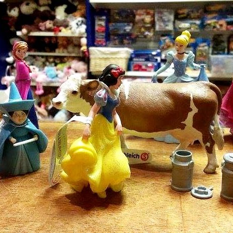 8 Maids A Milking in the fabulous Fun Junction in Old High Street Perth!