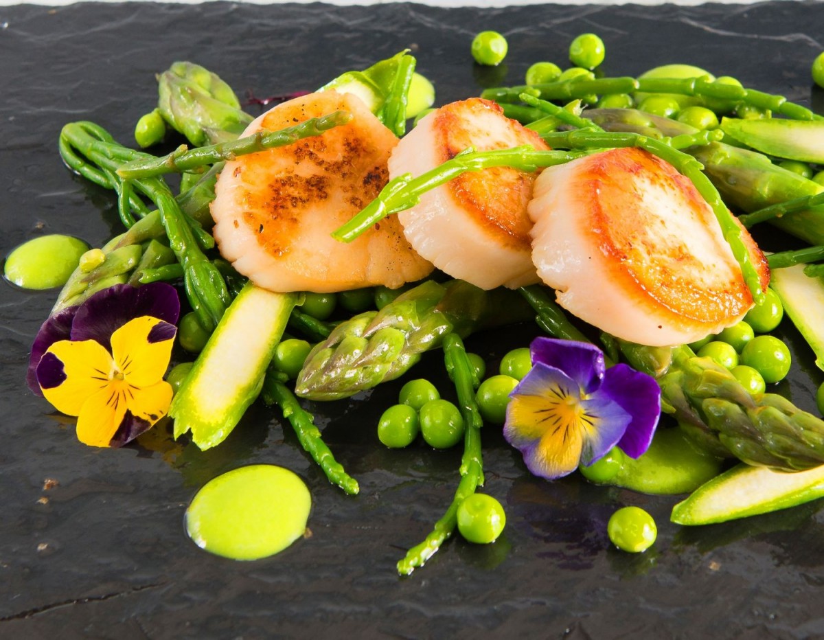 The Scottish Scallop is a glorious thing! Wilde Thyme make it even more stunning with peas, asparagus and seasonal greens.