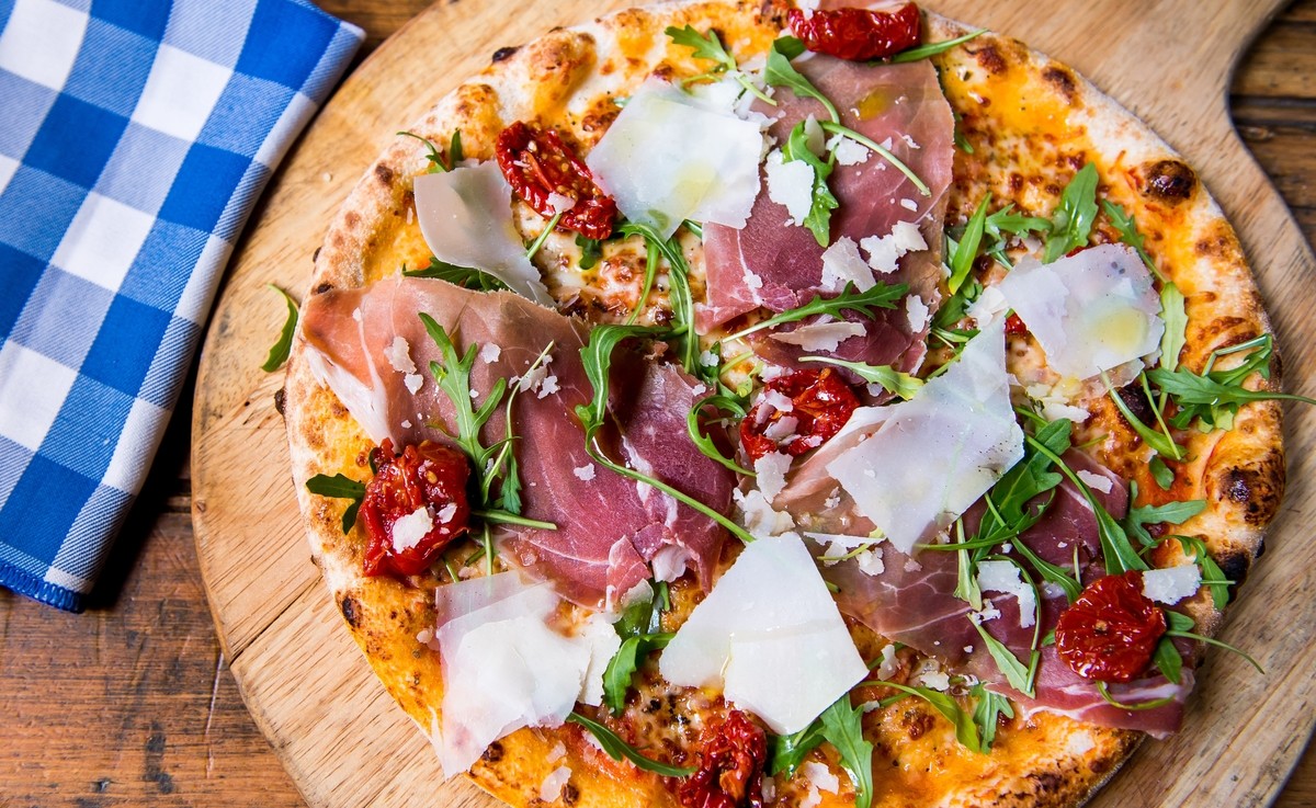 Pizza Paula: Tomato, Mozzarella, Proscuitto San Daniele, Rocket, Parmesan, Sun Blushed Tomato.