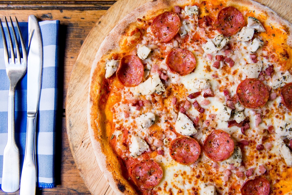 Pizza Tre Carne: Tomato, Mozarella, Chicken, Pancetta, premium Pepperoni