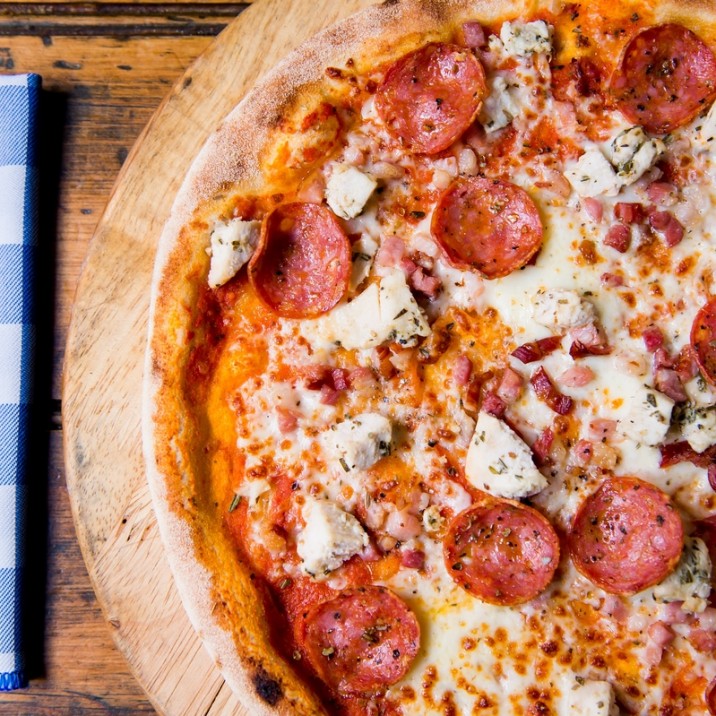 Pizza Tre Carne: Tomato, Mozarella, Chicken, Pancetta, premium Pepperoni