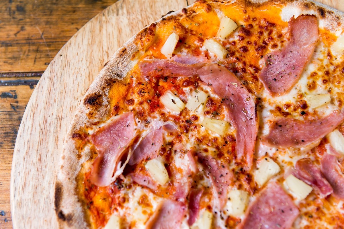 Pizza Hawaiian: Tomato, Mozzarella, Pineapple, Roast Ham