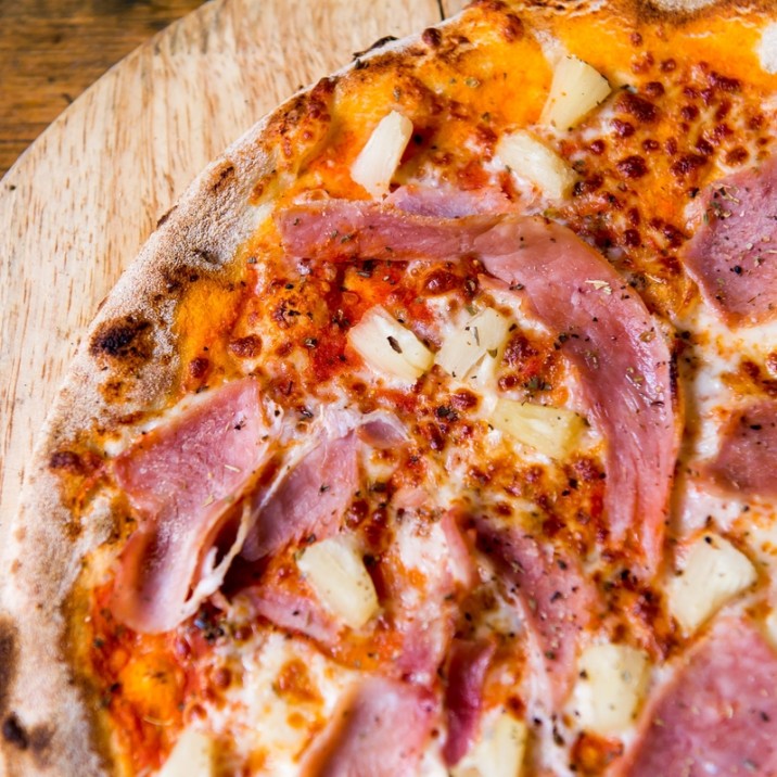 Pizza Hawaiian: Tomato, Mozzarella, Pineapple, Roast Ham
