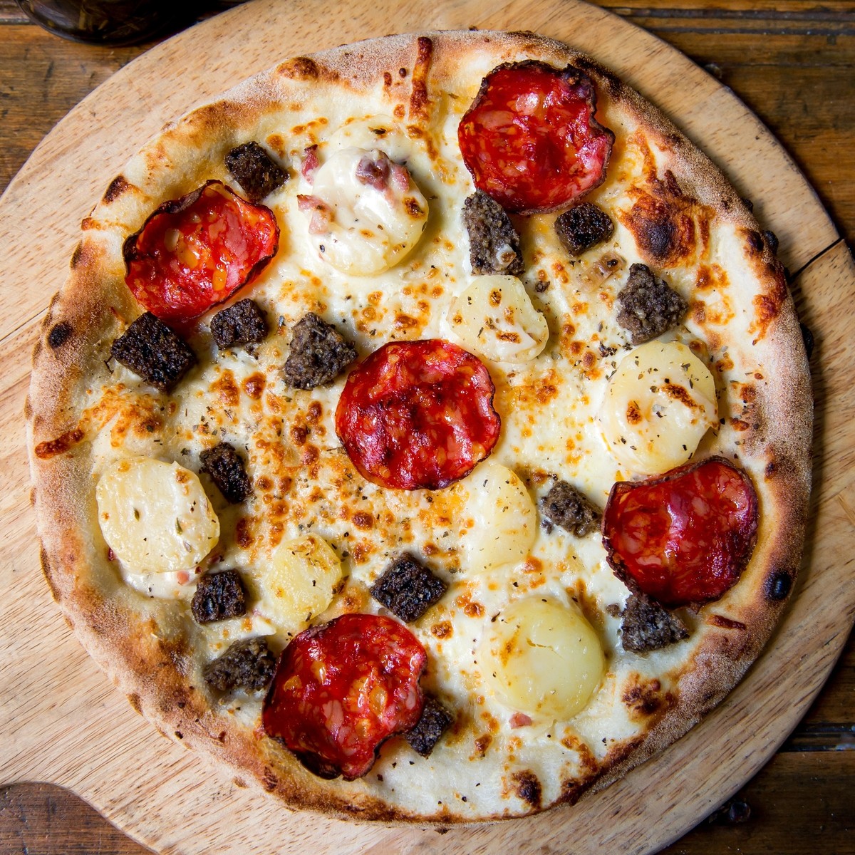 Pizza Ecosse: Creme Fraiche, Mozzarella, Premium Haggis, Potatoes, Chorizo