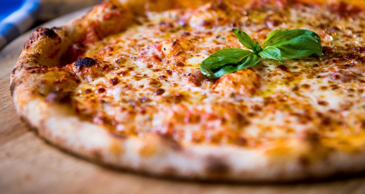 Pizza Margharita: Tomato, Mozzarella, Fresh Basil Leaves