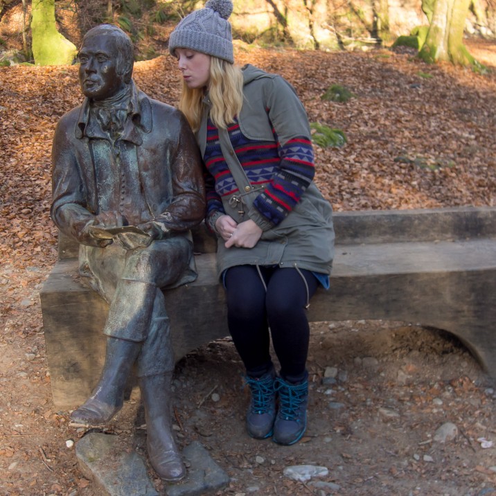 Kay Gillespie, #SmallCityTourist, having a smooch with Rabbie Burns!