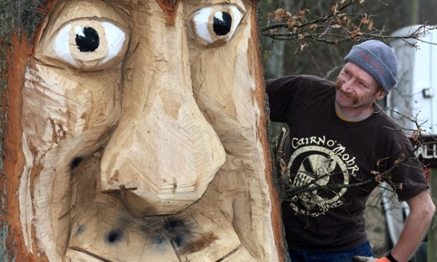 Ron with his great big wooden heid at the Cairn O'Mohr winery.