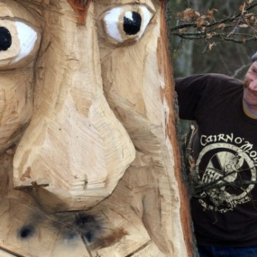 Ron with his great big wooden heid at the Cairn O'Mohr winery.