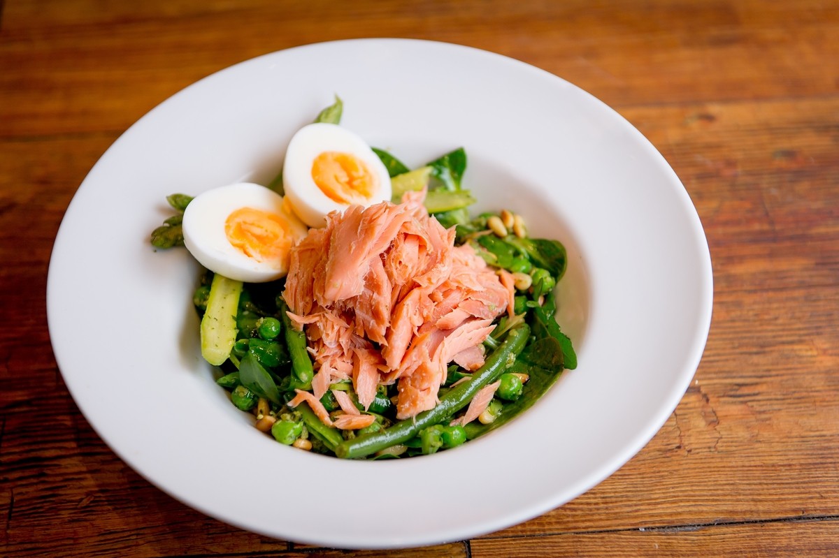 Hot smoked Scottish salmon, peas, green beans, toasted pine nuts &
selected leaves tossed in warm pesto. Finished with boiled egg.