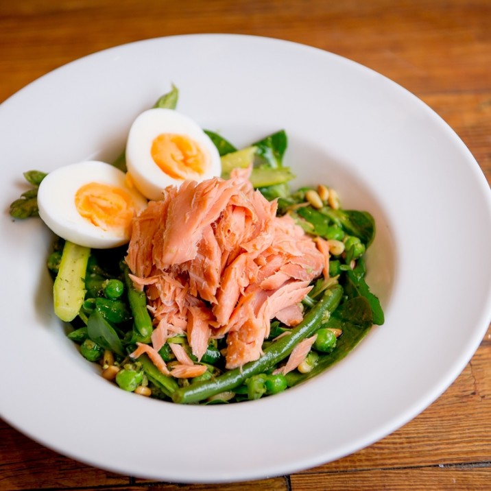Hot smoked Scottish salmon, peas, green beans, toasted pine nuts &
selected leaves tossed in warm pesto. Finished with boiled egg.