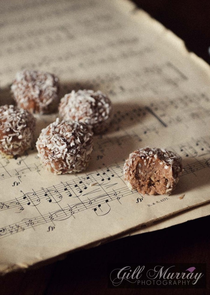 These truffles are really simple to make - you dont even have to use the oven. Which is perfect to get the kids involved in the kitchen.
