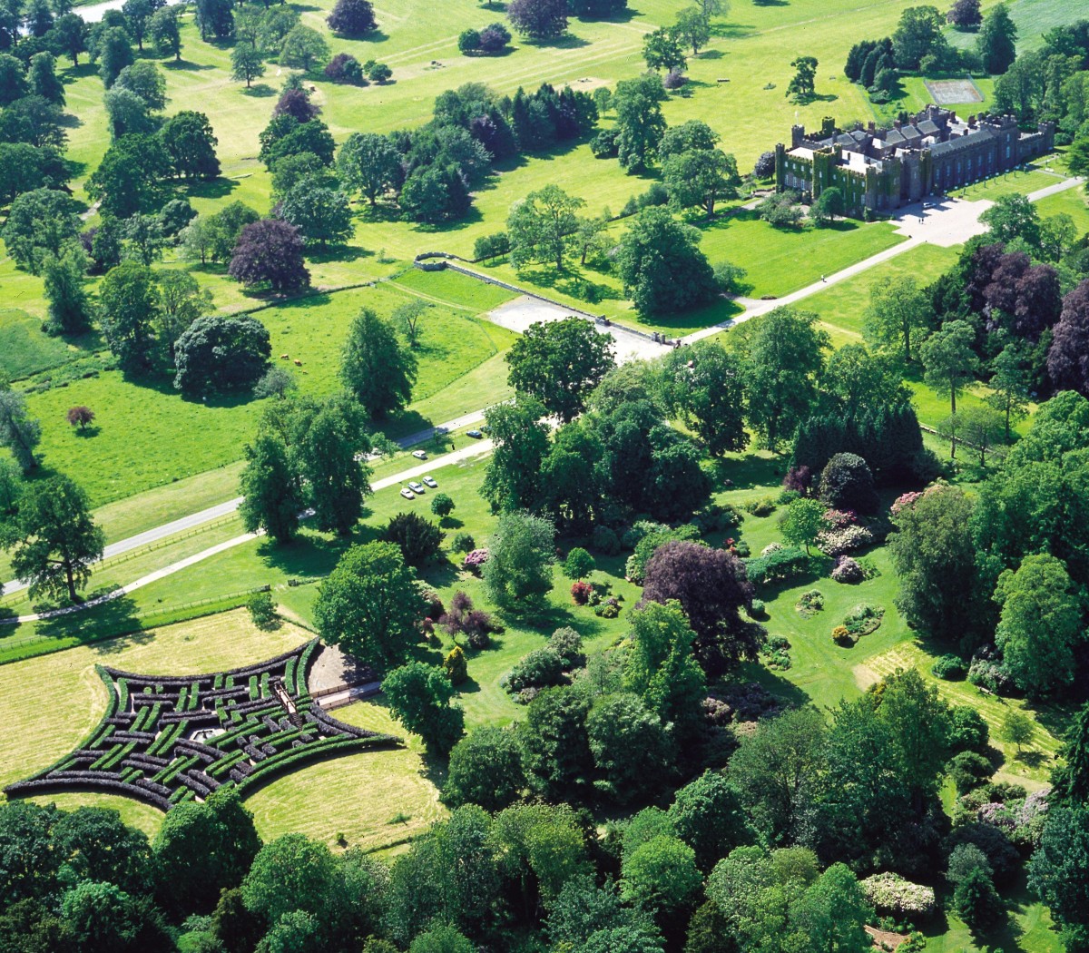 The Murray Star Maze designed by international maze designer Adrian Fisher. At the centre of the maze is a bronze statue in a fountain, designed by David William-Ellis. The Statue represents the water nymph, Arethusa.