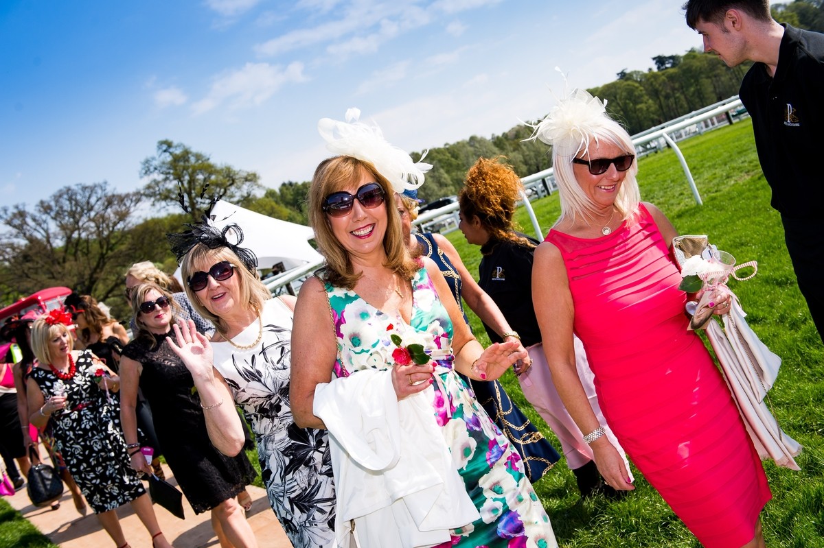 It felt like summer at this years Ladies Day at Perth Racecourse.  The ladies didn't disappoint with lovely hats and dresses!
