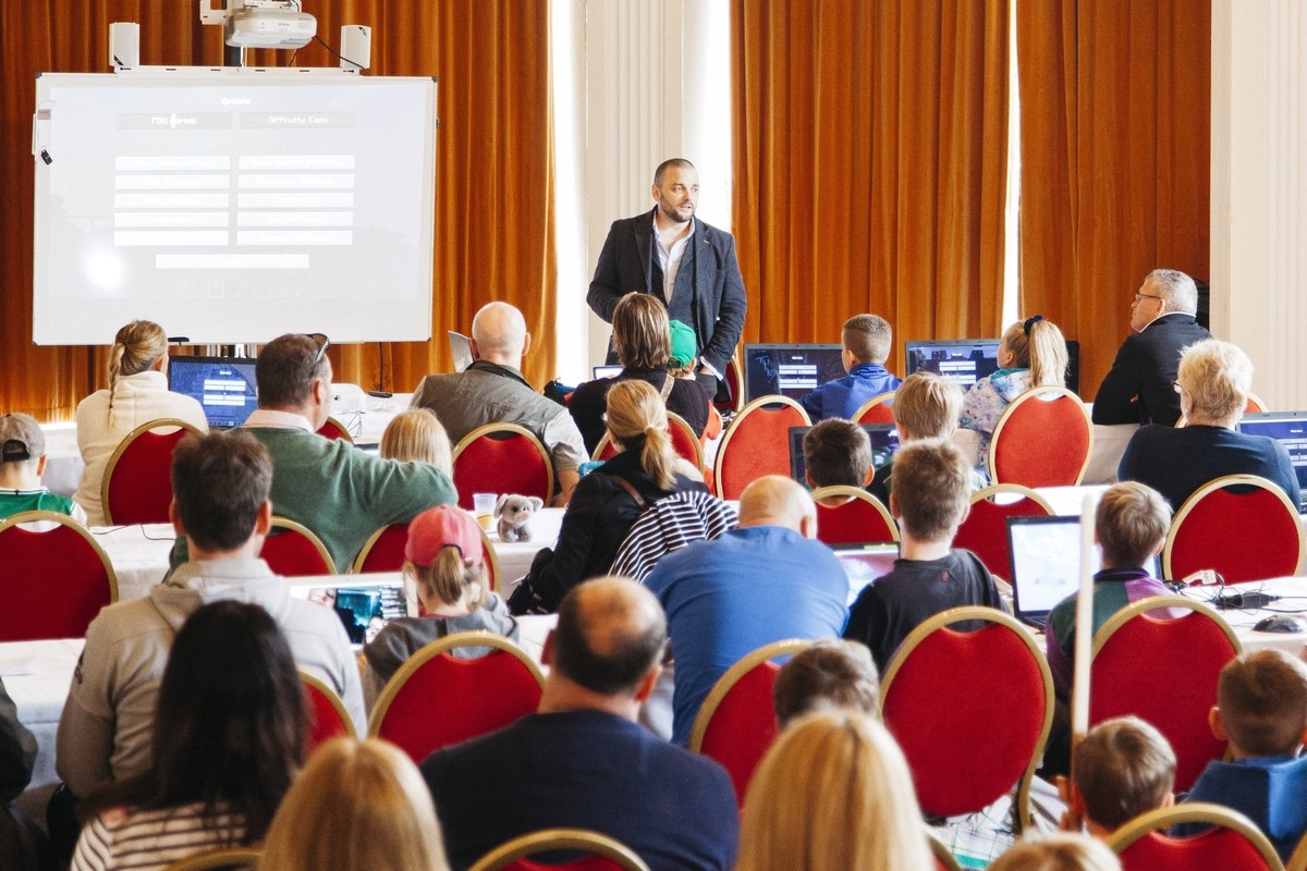 Atholl Palace in Pitlochry held a fantastic Minecraft at the Musuem event where the Hotel was turned into a virtual Minecraft game! With victorian dress, facepaint and rides in the horse and cart it was a brilliant day!