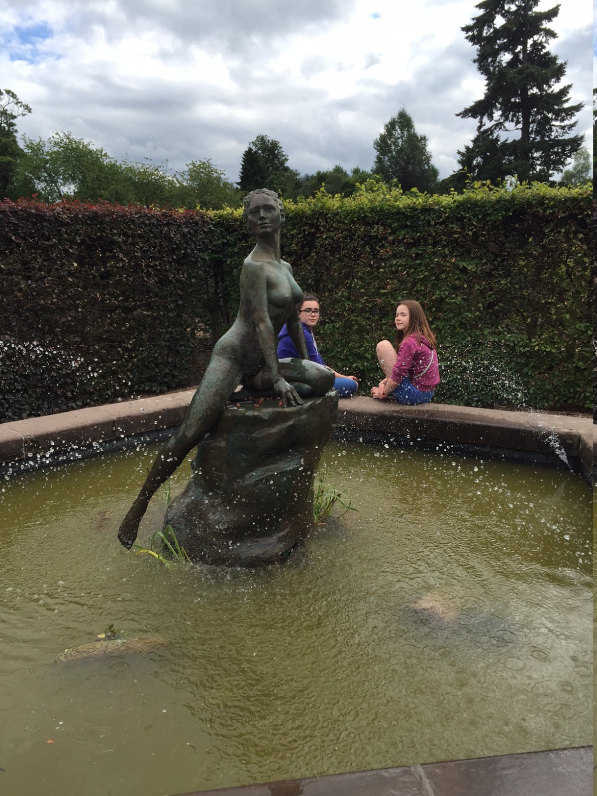 SCONE PALACE REVIEW - girls at fountain