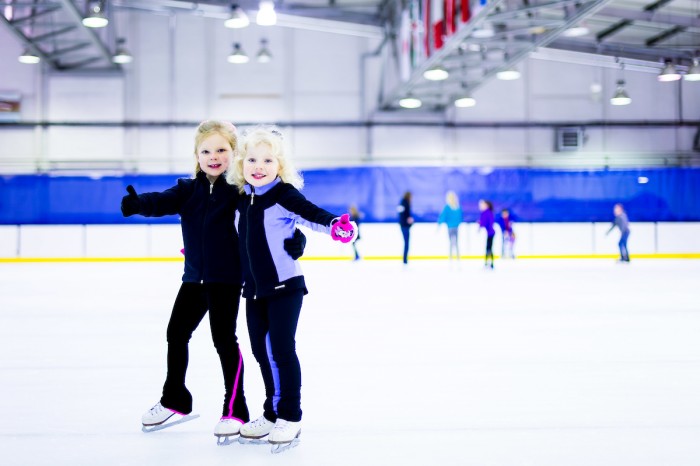 Fitness Skating girls thumbs up