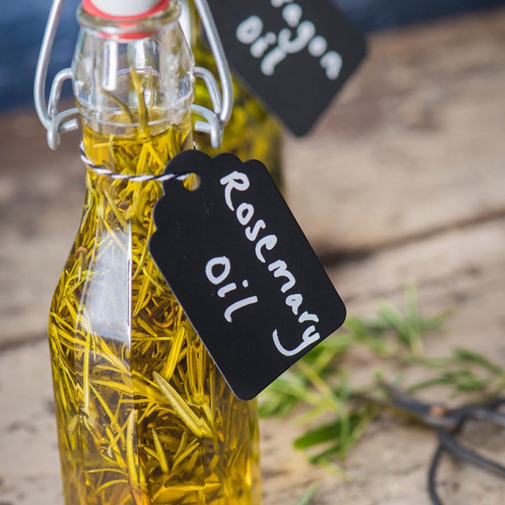 This weeks Small City Recipe is all about how to make your own homemade herb oil. these are brilliant to add to salad dressings, to drizzle over some pasta or even to have as an appetizer with some bread.  Herb oils are really easy to make and they also make lovely gifts to share.