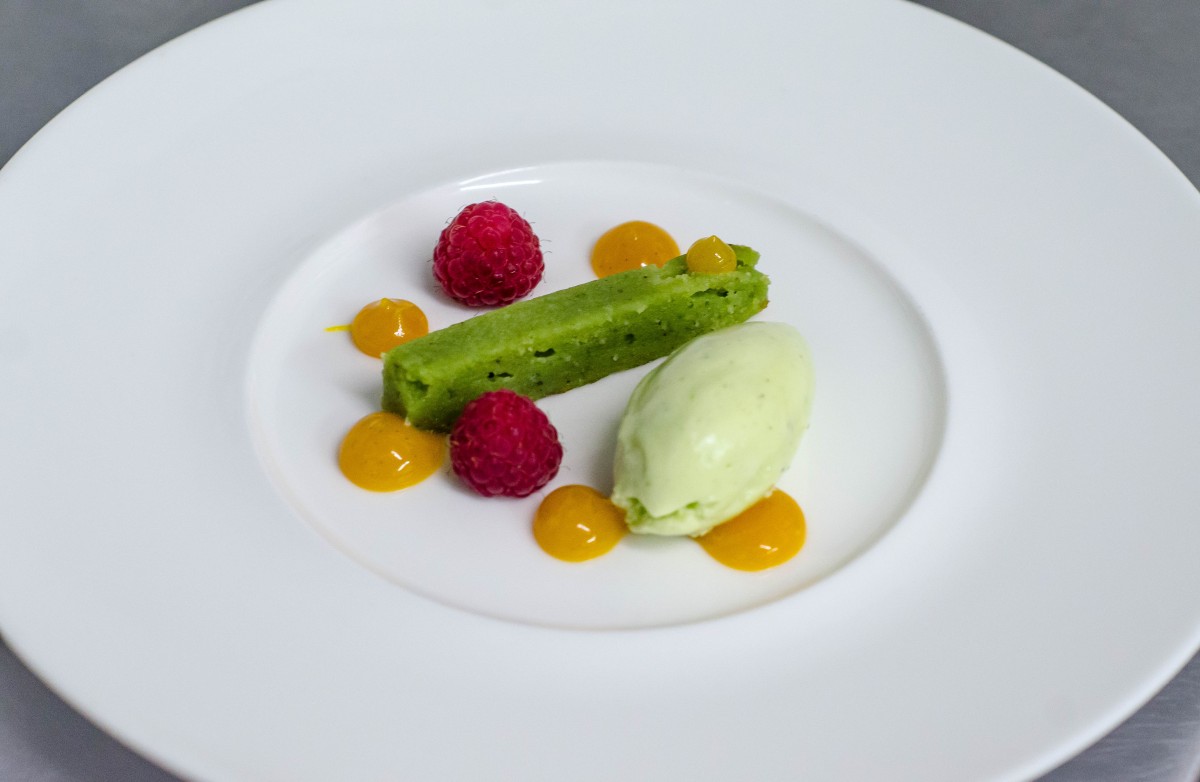 63 REVIEW - Pistachio cake