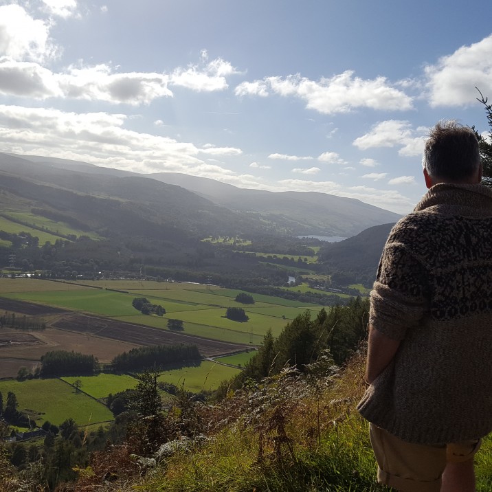 HIGHLAND - Roy looking at landscape