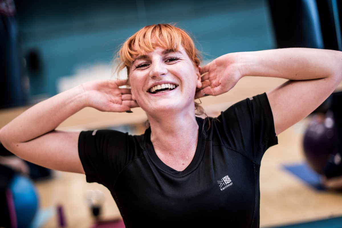 FITNESS Aerobics hands behind head