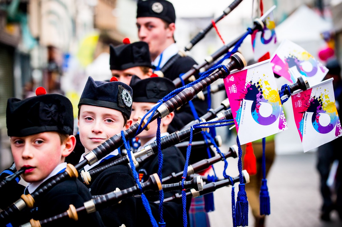 Talented bagpipe players entertained the crows