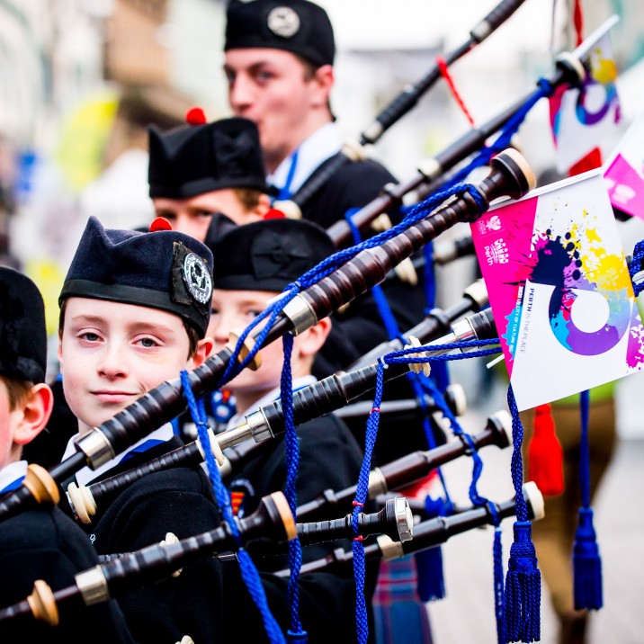 Talented bagpipe players entertained the crows