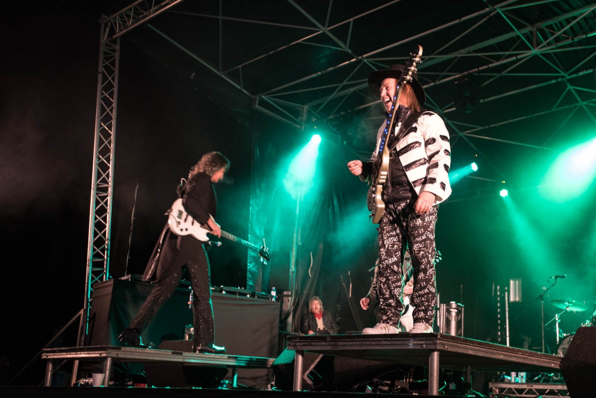It's Christmmasss! Ian captured Slade performing on the main stage on Tay Street.