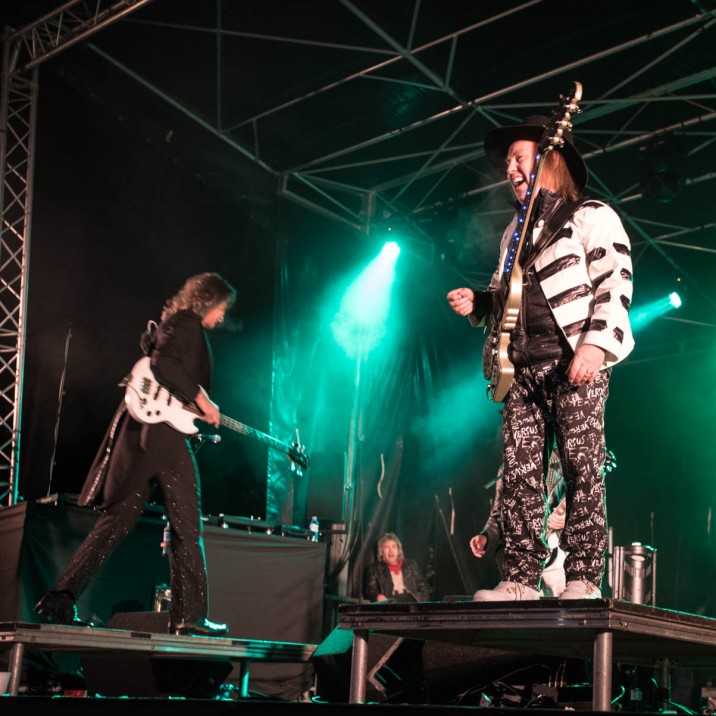 It's Christmmasss! Ian captured Slade performing on the main stage on Tay Street.