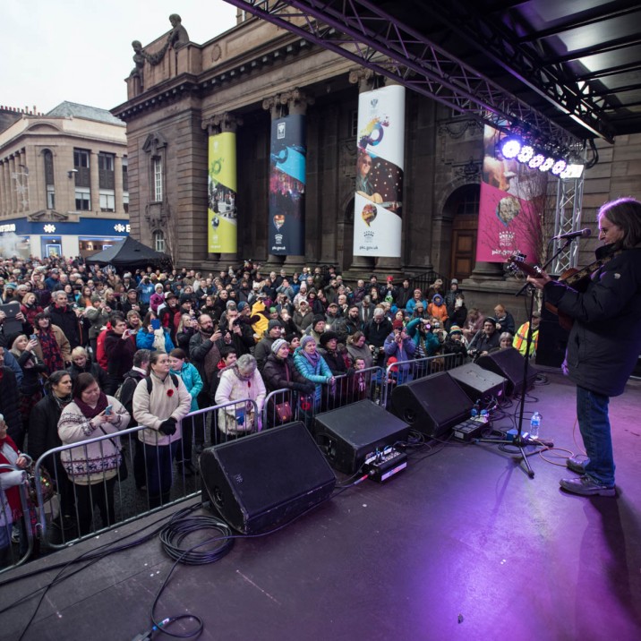 Dougie McLean played and sang to an excited audience outside City Hall.