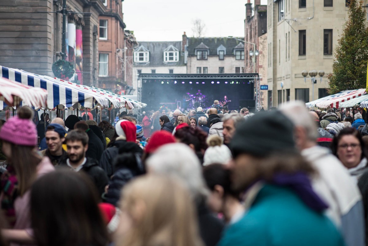 Crowds gathered to take part in some festive shopping and make the most of the free food & drink tasters on offer.
