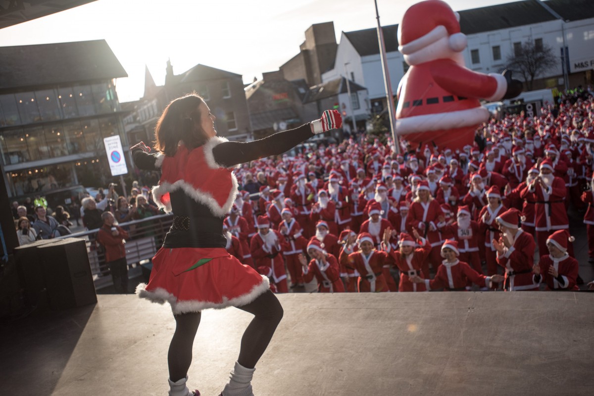 Live Active's warm up on Horsecross plaza got everyone ready for the run!