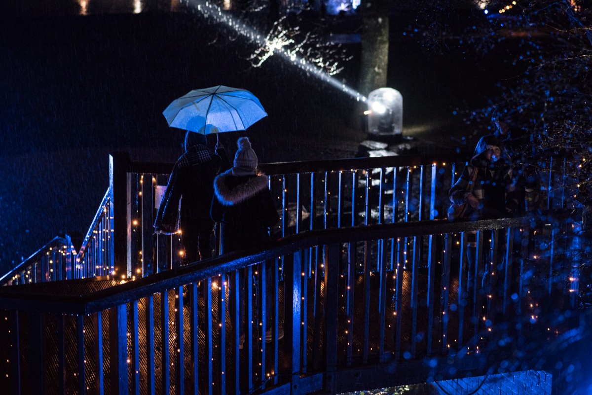 This blue brolly co-ordinated perfectly with the lights on the night!