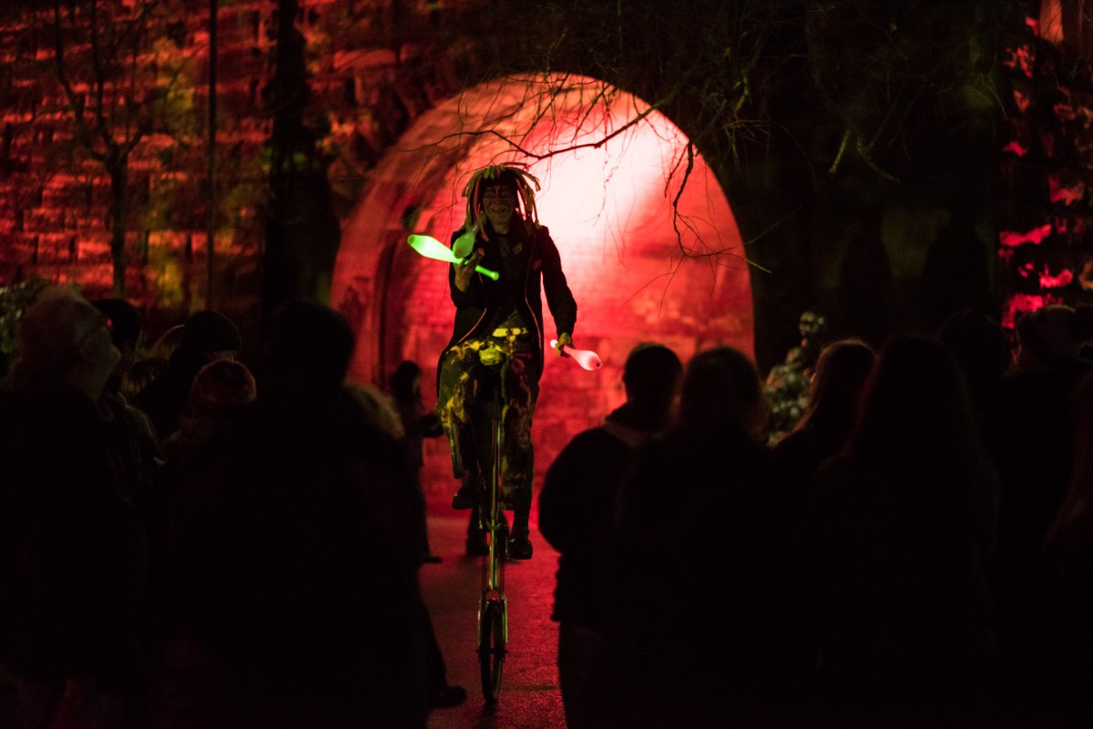 This juggler was good at multi-tasking!