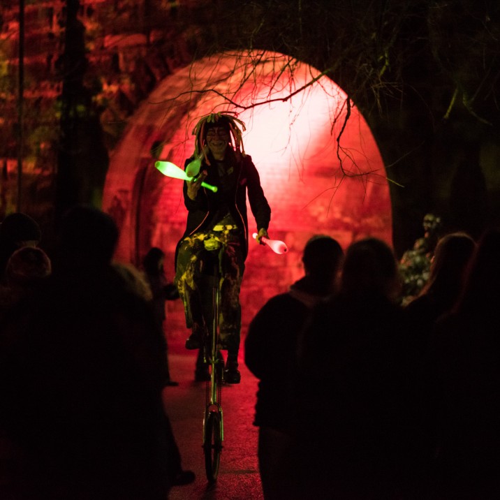 This juggler was good at multi-tasking!