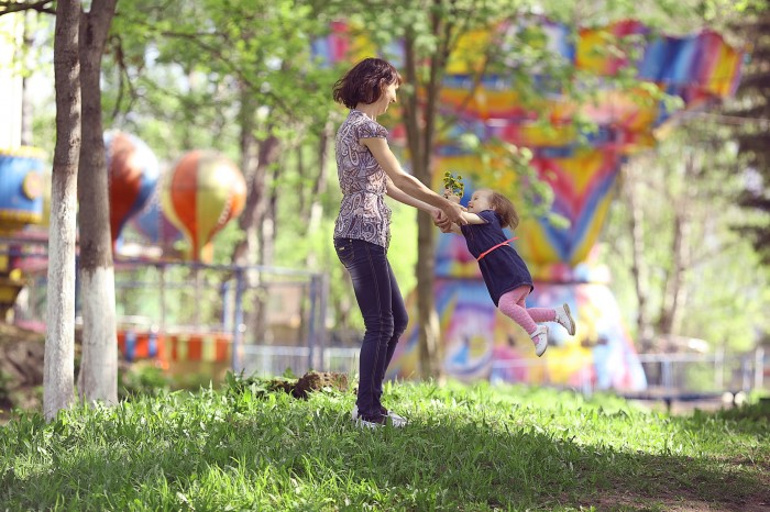 Fostering mum swinging girl