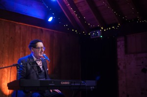 EARL OKIN - On stage with keyboard