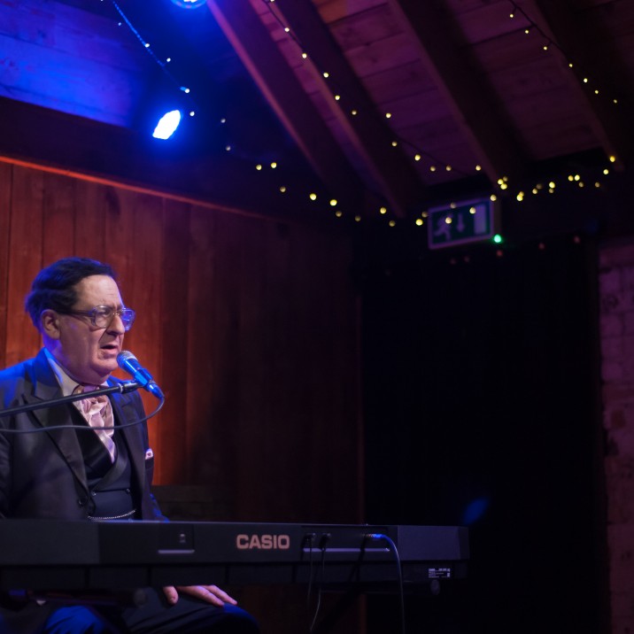 EARL OKIN - On stage with keyboard