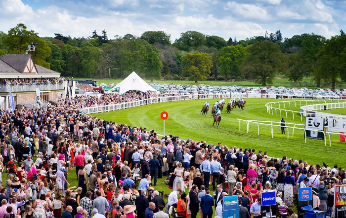 Big Crowds at Perth Races