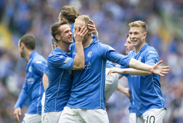 Chris Millar - Celebrating with teammates