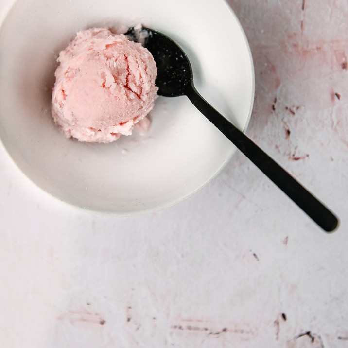 Delicious and refreshing rhubarb and orange frozen yoghurt recipe.