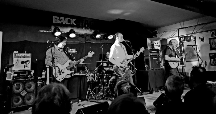 MARTIN BARRE REVIEW- ROCKIN' OUT