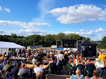 Craigie Hill Review 18-Crowd Scene