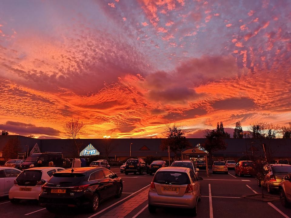 Ian Simpson's picture of the sky looks like a vibrant oil painting.