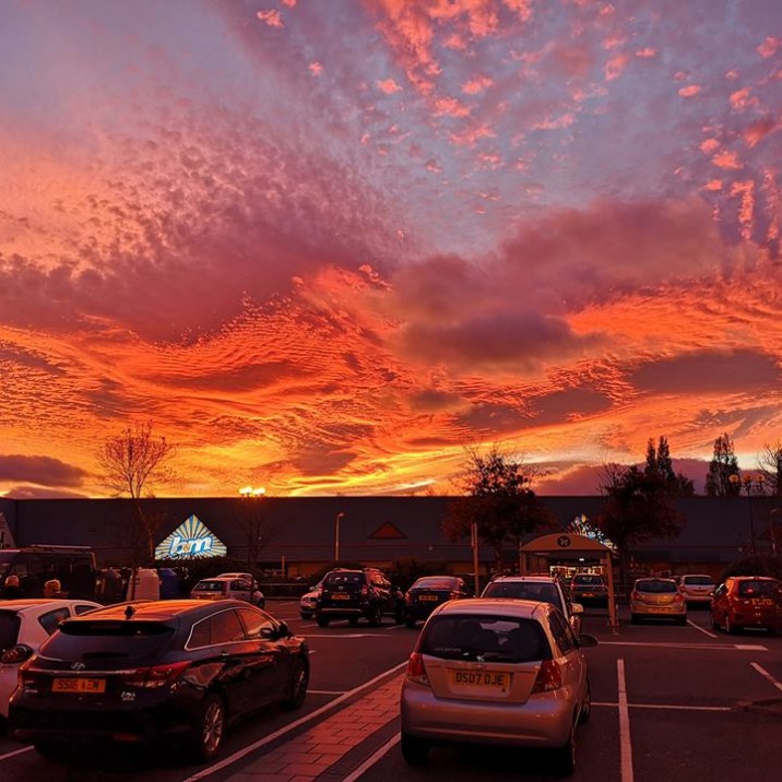 Ian Simpson's picture of the sky looks like a vibrant oil painting.