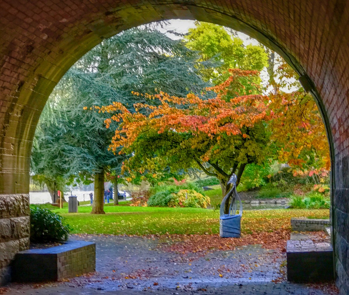 Another marvelous walk alongside Perth's Queens Bridge. The tunnel below Queens bridge leads to the Norrie Millar Riverside Walk