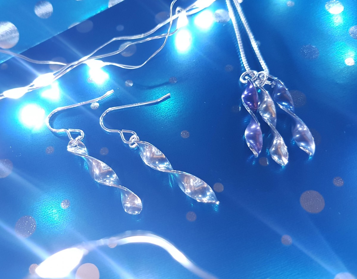 Silver Linings is a secret little haven of gorgeous things including Kylie's own handmade jewellery; glass dishes, scented candles and colourful home accessories. Win a    stunning pair of Sterling Silver Swizzel Earrings velued £25 and a matching Sterling Silver and Anodised Aluminium 3 Swizzel Pendant valued at £45