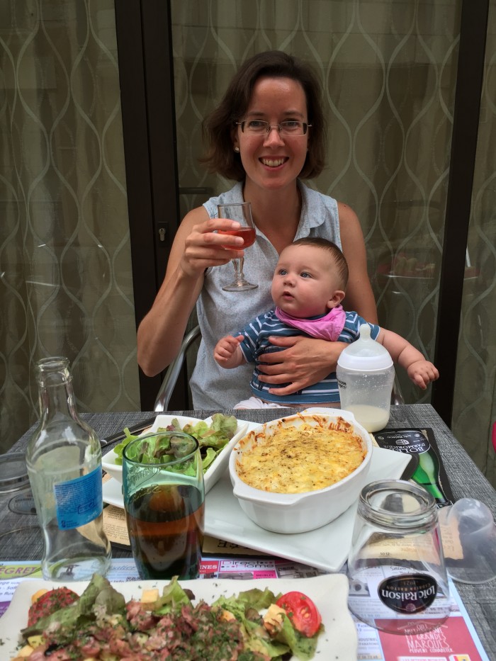 Motherhood Alice - At the dinner table
