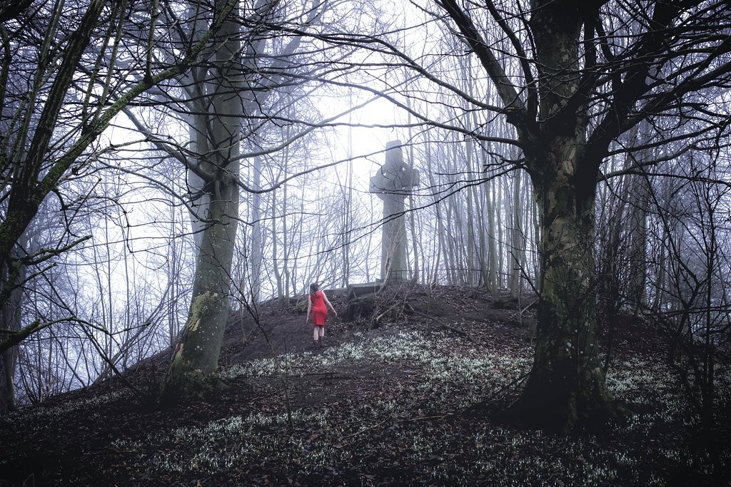 What is the large stone cross that is in the woodland of Errol?